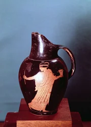 Oinochoe a figure rosse attiche, raffigurante la maga Circe inseguita da Ulisse